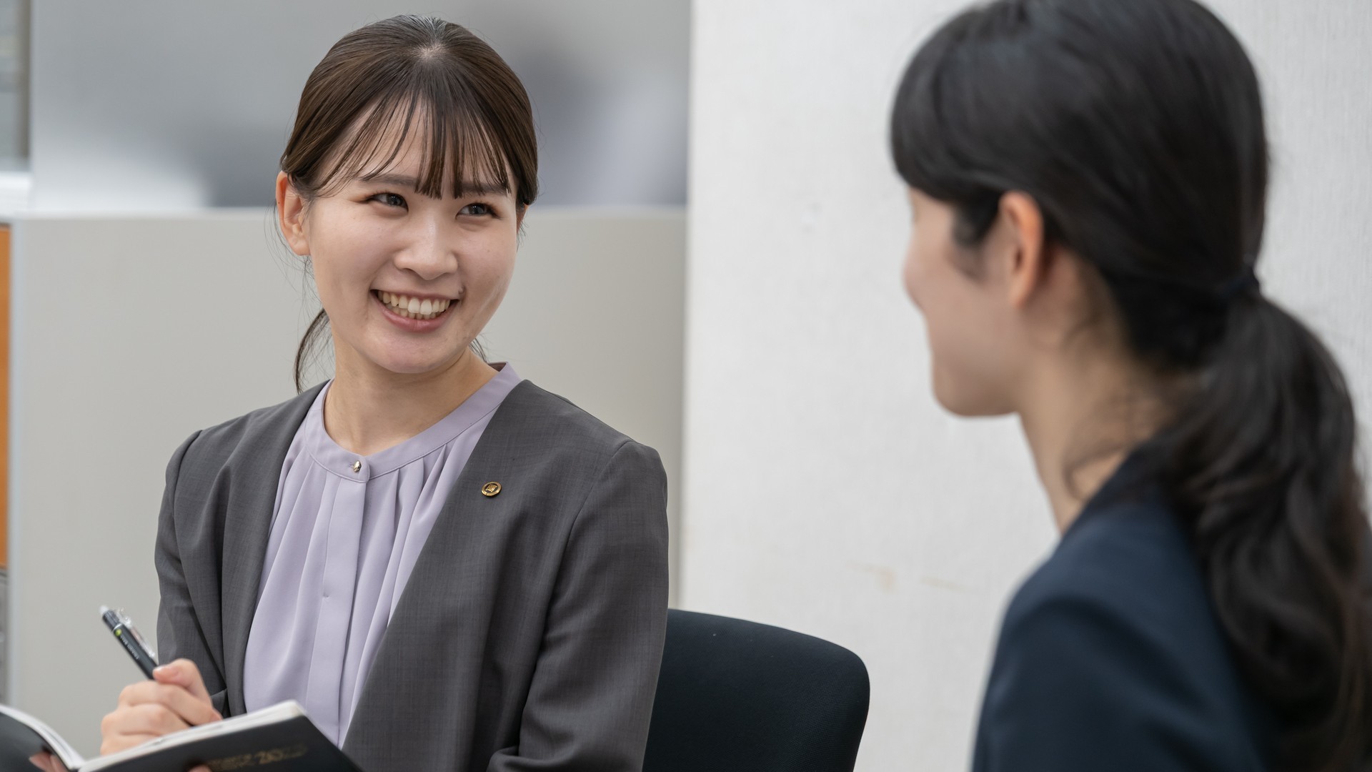 仕事で壁にぶつかった時は、どのように乗り越えていますか？